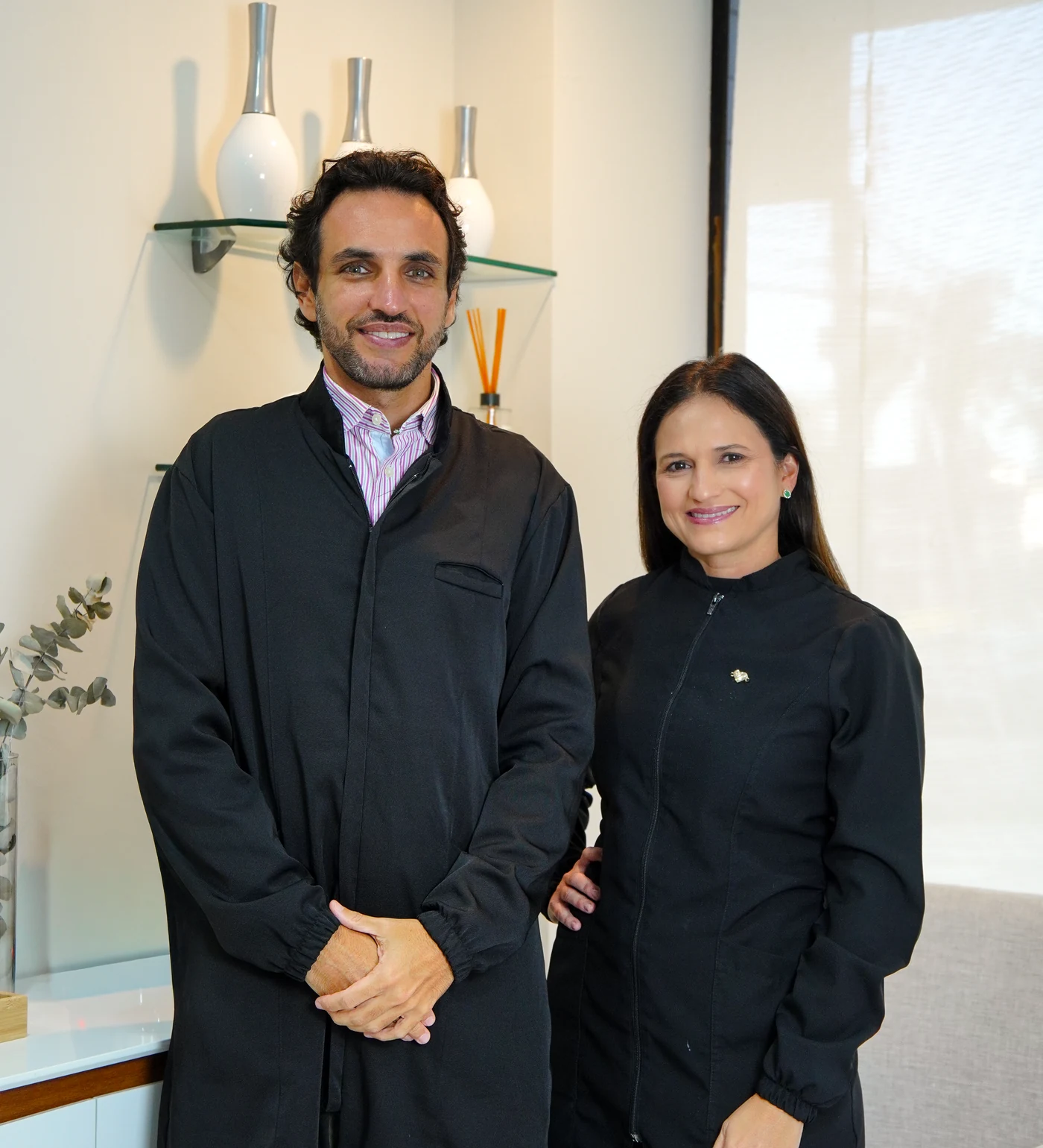 Dr. Marcelo e Dra. Juliana no consultório da GlobalDent
